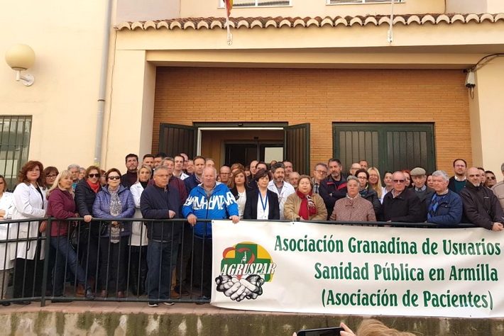 Armilla se concentra para condenar la agresión a un facultativo del Centro de Salud.